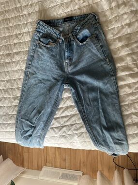 Light Wash High-Rise Mom Jeans